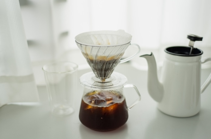 V60ドリッパーを使って抽出