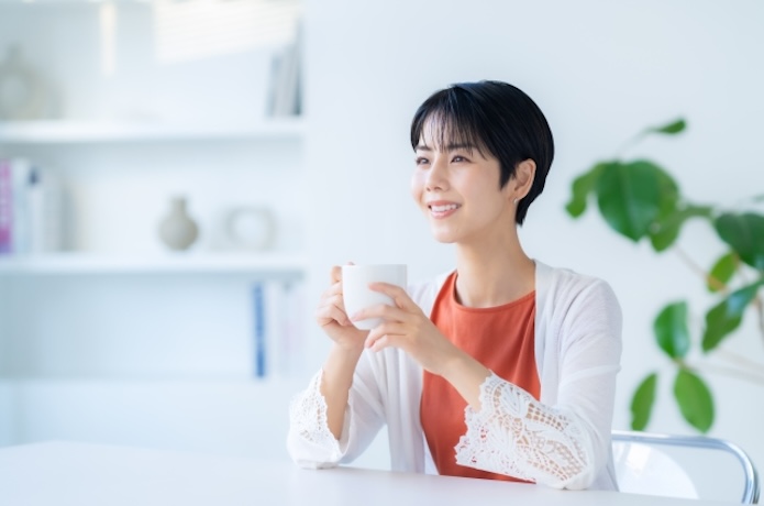 コーヒーを飲むショートカットの女性