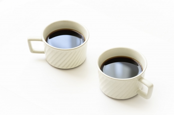二つ並んだホットコーヒーのカップ