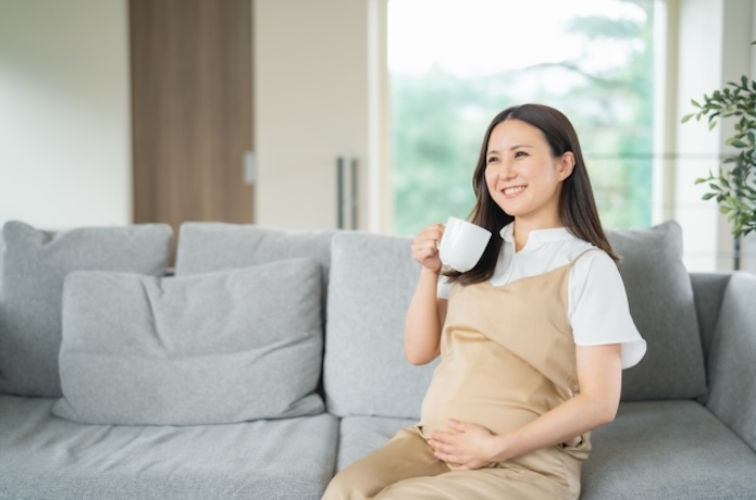 コーヒーを飲む妊婦さん