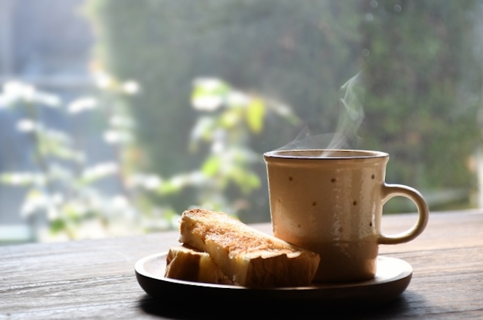 窓辺に置かれたコーヒーとトースト