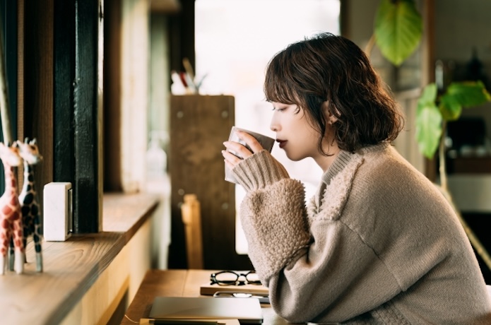 コーヒーを飲む女性の横顔