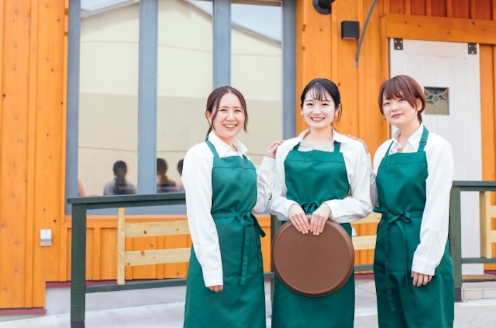 カフェで楽しそうに働く3人のスタッフ