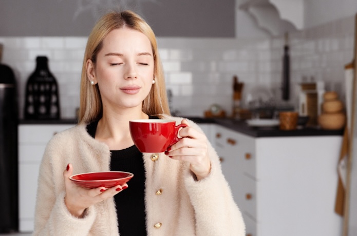 コーヒーを楽しむ金髪の女性