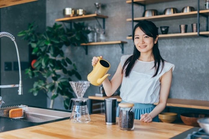 コーヒーをドリップする女性